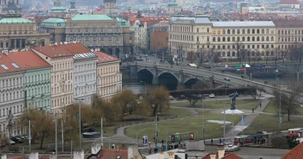 Timelapse trafik och staden utsikt över Prag — Stockvideo