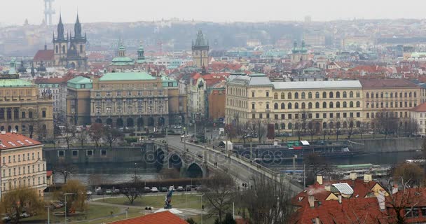 Timelapse trafik och staden utsikt över Prag — Stockvideo