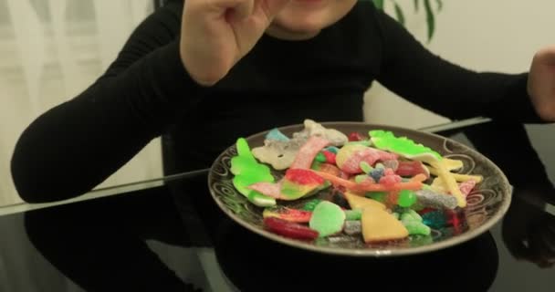 Dítě jíst jellybean — Stock video