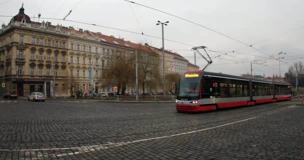 Tráfico y vista de la ciudad de Praga — Vídeos de Stock