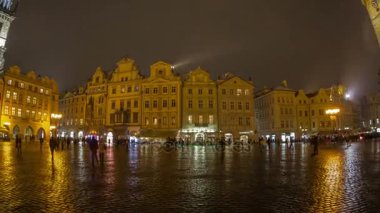 Timelapse astronomik saat ve kilise Our Lady Tn önce