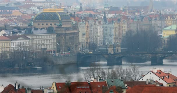 Timelapse Trafic et vue sur la ville de Prague — Video