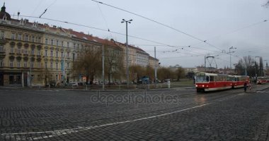 Trafik ve şehir görünümü Prag