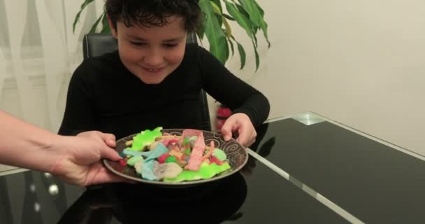 Niño comiendo jalea — Vídeos de Stock