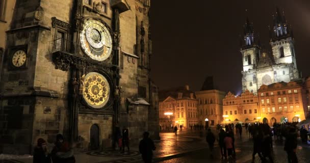 Zegar astronomiczny timelapse i Kościół Najświętszej Marii Panny przed Tn — Wideo stockowe