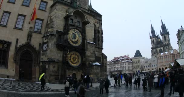 TimeLapse csillagászati óra és a Church of Our Lady előtt Tn — Stock videók