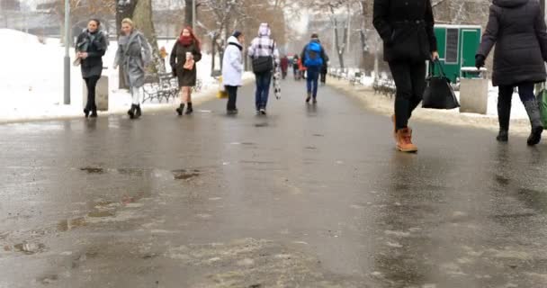 プラハを歩いて人々 の通勤群集 — ストック動画