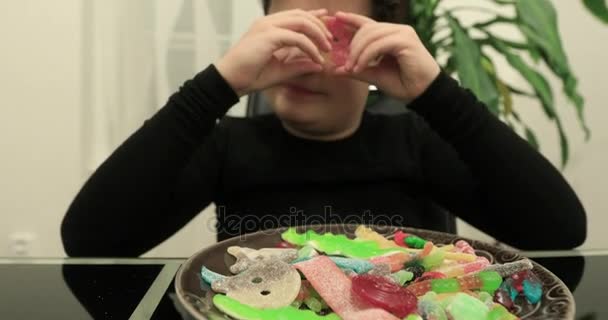 Criança comendo goma — Vídeo de Stock