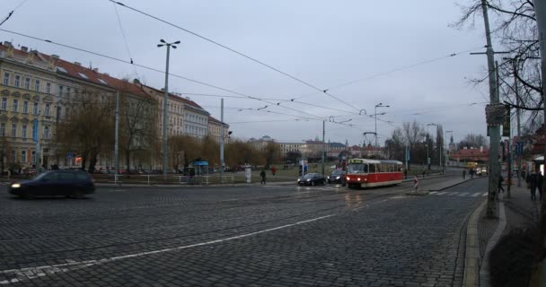 Widok ruchu i miasta Pragi — Wideo stockowe