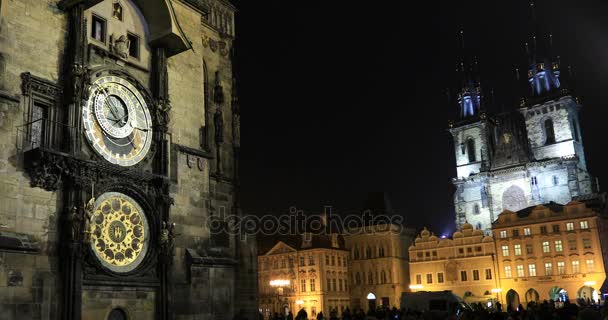 Orloj a kostel Panny Marie před — Stock video