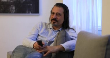 TV izlerken, Zap esmer adam