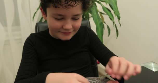 Niño comiendo jalea — Vídeos de Stock