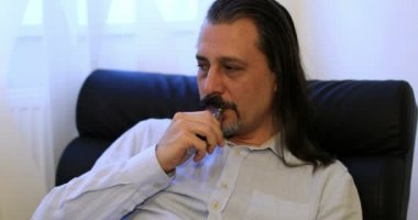 Esmer adam sigara elektronik sigara