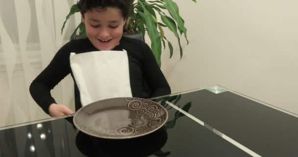 Niño comiendo jalea — Vídeo de stock