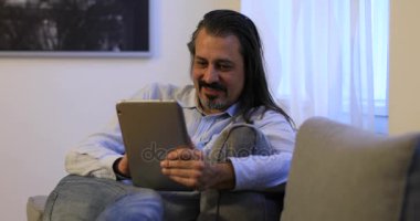 Orta yaş çekici yakışıklı adam tablet kullanma