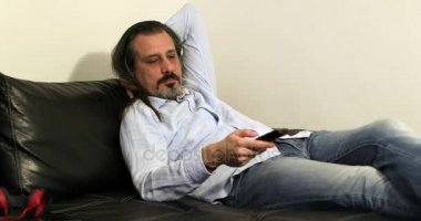 TV izlerken, Zap esmer adam