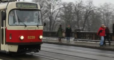 Trafik ve şehir görünümü Prag