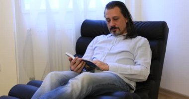 Orta yaş esmer adam bir kitap okuma