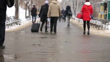 Prag'da yürüyüş insanların commuters kalabalık