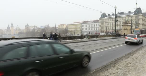 Verkeer en stad bekijken van Praag — Stockvideo