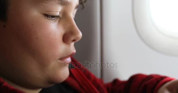 Pequeño niño lindo usando teléfono inteligente — Vídeos de Stock