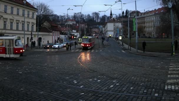 Трафік і місто видом на Прагу — стокове відео