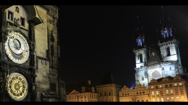 Astronomik saat ve kilise Our Lady kuleleri önce — Stok video