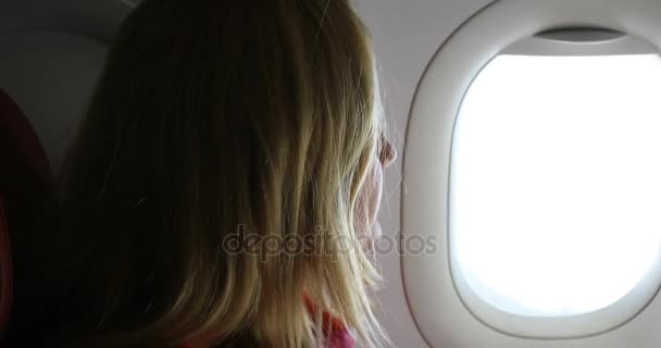 Пассажир смотрит окно самолета — стоковое видео