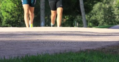 Park üzerinde çalışan insanlar