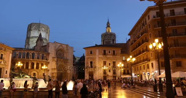 Turysta odwiedzający Plaze de Virgin o starym placu w Walencji — Wideo stockowe