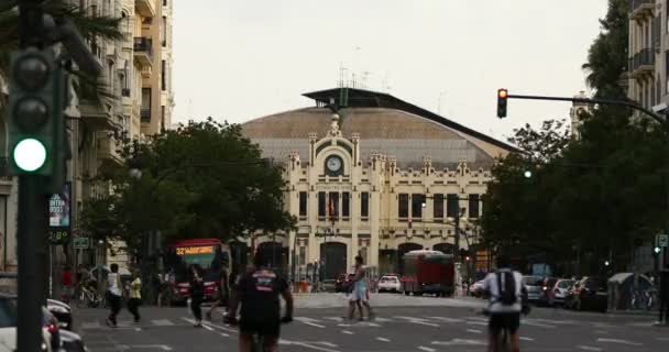 Σιδηροδρομικός Σταθμός Estacio Del Nord σιδηροδρομικός σταθμός με την κίνηση της πόλης — Αρχείο Βίντεο