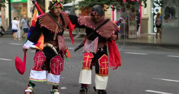 Болівійський Танцюристи Типовими Костюм Вуличний Карнавал Сер 2017 Року Валенсія — стокове відео