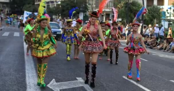 Bolivianska Dansare Med Typiska Kostym Gata Karneval Augusti 2017 Valencia — Stockvideo