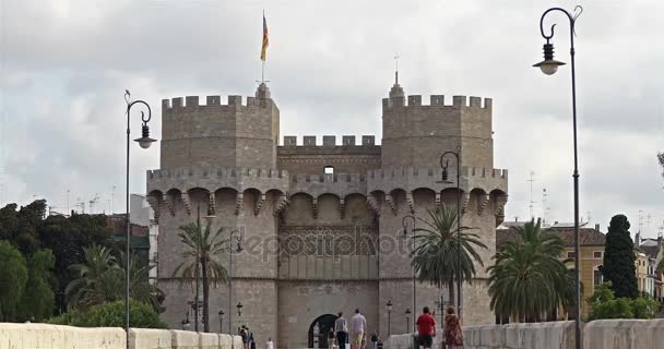 Touristenspaziergang Auf Der Serranos Brücke Mit Serranos Türmen Valencia — Stockvideo