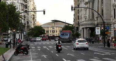 zaman atlamalı Estació Del Nord tren istasyonu ile Valencia İspanya 21 Temmuz 2017'de şehir trafiği