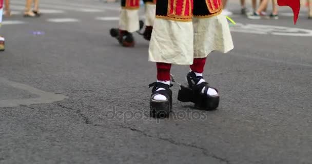 Bailarines Bolivianos Con Traje Típico Carnaval Callejero Agosto 2017 Valencia — Vídeo de stock