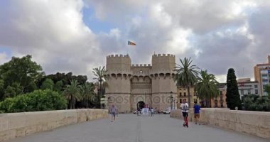 Valencia'da Serranos Kuleli Serranos köprüsü üzerinde yürüyen turist