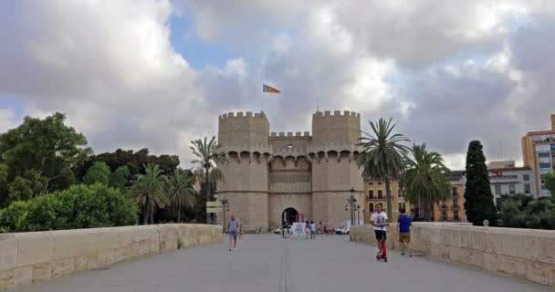 Paseo Turístico Por Puente Los Serranos Con Torres Serranos Valencia — Vídeo de stock