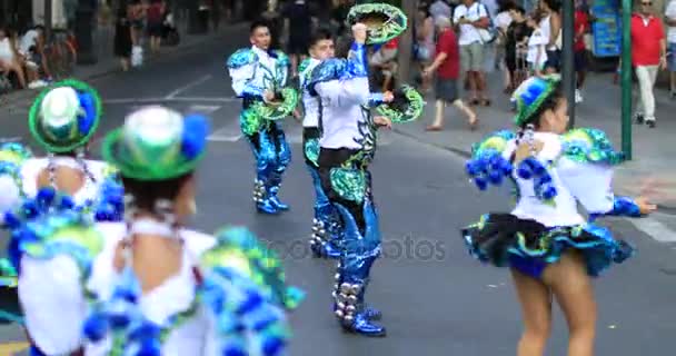 在街头狂欢节上穿着典型服装的玻利维亚舞蹈家 2017年8月 在巴伦西亚西班牙 — 图库视频影像