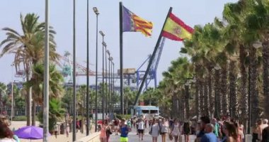 Zaman atlamalı Sahilde yürüyüş insanların Valencia İspanya 28 Temmuz 2017 bay.