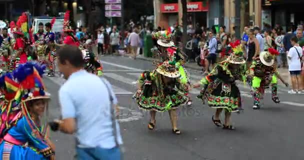 Dançarinos Bolivianos Com Traje Típico Carnaval Rua Agosto 2017 Valência — Vídeo de Stock