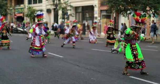 Boliwijski Tancerzy Typowy Strój Karnawał Ulicy Sierpnia 2017 Walencja Hiszpania — Wideo stockowe
