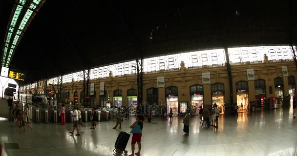 バレンシア鉄道のインテリアの出口と到着プラットフォーム駅北バスターミナル 2017 — ストック動画