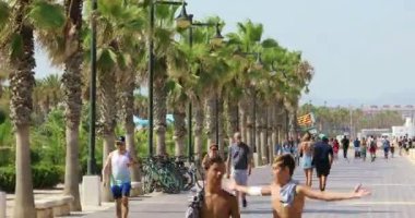 İzleme ateş zaman atlamalı insanlar Sahilde yürüyüş Valencia İspanya 28 Temmuz 2017 bay.