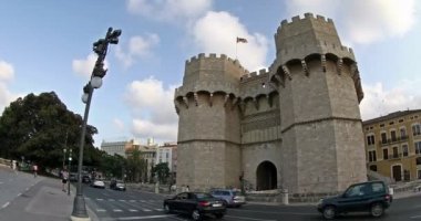 İzleme ateş zaman atlamalı Serranos kuleleri ve Valencia şehir trafiğinde