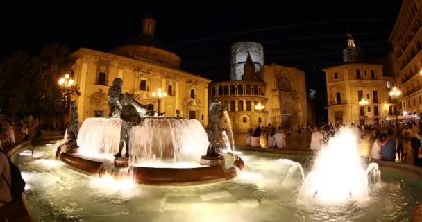 Turista visitando Plaze de Virgin en la antigua plaza de Valencia — Vídeos de Stock