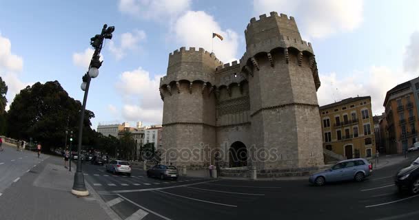 Time Lapse As torres de Serranos e o tráfego urbano em Valência — Vídeo de Stock