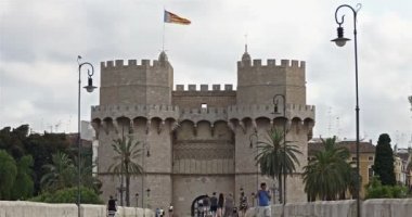 Zaman atlamalı Serranos kuleleri ve Valencia Bridge'de Serranos