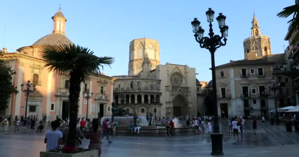Tijd Lapse toeristische bezoeken Plaze de Virgin op oude plein in Valencia — Stockvideo