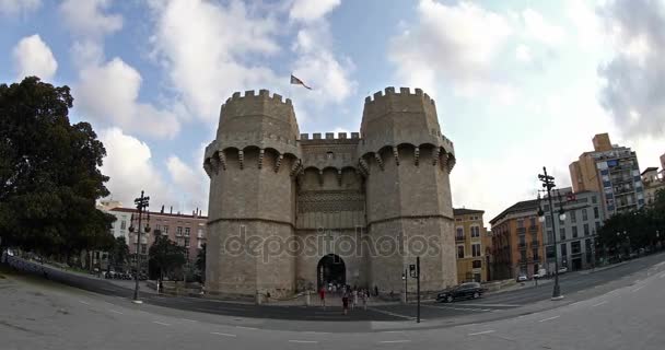 Tid förfaller de Serranos Towers och stadstrafiken i Valencia — Stockvideo